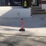 동네 <b>주민</b>들이 저희 주차 사인을 박살냈습니다