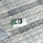 이거 뭐야...?? 멤버 침대 <b>위에</b>