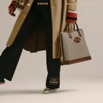 [EXO] 종인이 신발 <b>색깔</b> 짝짝이네ㅋㅋㅋㅋㅋ