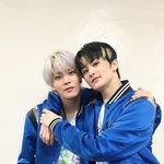 얘넨 얼굴형 왜이러냐