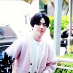 [EXO] 준면이 재출근 가디건봤나 <b>벚꽃</b> 왜봐?