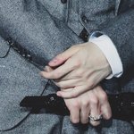 <b>슈가</b> 손 왜 이렇게 붉은 거야