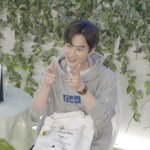 [EXO] 굿즈 풀착장한 준면이 ㄹㅇ <b>홈쇼핑</b> 보는 느낌ㅋㅋ