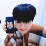 오늘자 세븐틴 위버스에서 난리난 폰케이스 <b>대란</b>