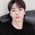 <b>황민현</b>