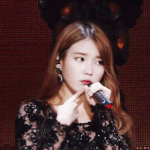 아이유 <b>분홍</b>신