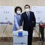 서울시장 <b>부인</b> 투표하는 모습