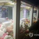 인형뽑기 기계에 갇힌 8살 여아 구조