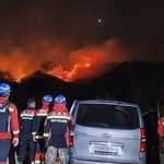 철원 자등리 국유림 산불 정상으로 <b>확산</b>…진화에 어려움