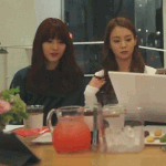 회식자리에서 상사가 물을 따라준다.<b>gif</b>