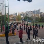 교문 밖까지 긴 줄…코로나19가 바꾼 <b>투표소</b> 풍경