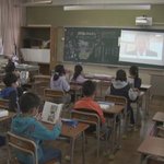 일본의 이상한 ‘온라인 개학’…학생들은 교실에, 교사는 모니터로