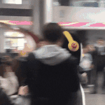 팬을 위해 무릎꿇은 남돌.<b>gif</b>