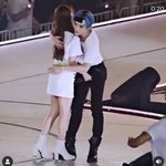 태용이 <b>안고</b> 있는 여자 누구임