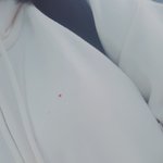 [조언부탁해] 흑흑 얘들아 틴트묻은거 어케지워ㅠㅜㅜ