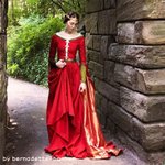 시대를 거스르는 <b>여인</b>의 드레스