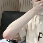 [댓글부탁해] <b>방탄</b> <b>슈가</b> 팔꿈치 봐봐