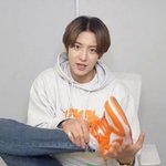 [EXO] 찬열이 오늘은 신발 <b>주황색</b> 깔맞춤ㅋㅋㅋㅋ