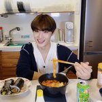 [댓글부탁해] 이거 <b>왼손</b>으로 먹고 있는거아님??