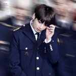정국 팬도 아닌데 조카 얘 제복 <b>존버중임</b>