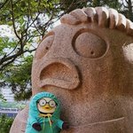 [댓글부탁해] 누가 <b>펭수</b> 인형 동상에 올려놓고 갔는데 가져갈까 추반좀