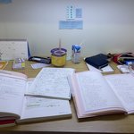 와 나 독서실 <b>책상</b> ㅈㄴ 드러운 것 봐
