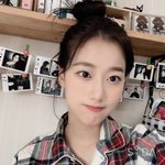 <b>이나은</b> 넘 예쁘지 않아?