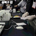 한명씩 투표하는 <b>투표지</b>가 왜 붙어있죠?
