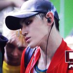 이거 <b>턱</b><b>선</b>이냐 이어폰그림자냐