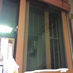 와 ㅈㄴ뜬금없는데 내 방 <b>창문</b> 개큼