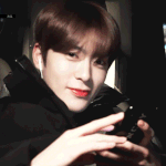 <b>재현</b>이 핸드폰 내려놔