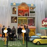 아무도 <b>제니</b>가 유행병이 유행하는 동안 그녀의 안경 컬렉션을 방출할...