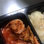 [댓글부탁해] 배달음식 김치에 기생충 알(?) 뭔지 아는분 계실까요