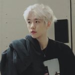 [EXO] 빗자루 <b>컬렉터</b>냐 이건 탈색했네 하얀 빗자루