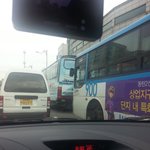 [드루와] 야 버스아저씨가 자꾸 <b>응큼</b>하게 쳐다봐.. 도와줘..