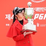 박현경 `눈감고 트로피 키스` [<b>MK</b>포토]