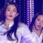 18년도 두 탑그룹의 비주얼 대결 무대.jpg