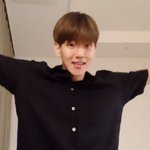 엑소 백현이 겁나 큰 <b>쓰레기통</b>을 표현하는 방법