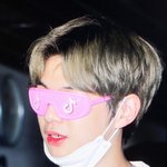 [강다니엘] 핑쿠 썬글 쓴 강다니엘 <b>시야</b>