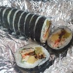<b>김밥</b> 먹는 중