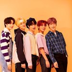 투모로우<b>바이</b>투게더 유니폼 굿즈 이쁜데?