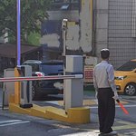 경비<b>초소</b> 없애고 몇시간 동안 경비원 세워놓는 미친 동네