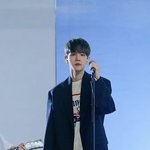백현 <b>이사진</b> 눈꼬리 진짜 내려가보임