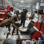 미 경찰에 목눌려 흑인 숨지자 유혈폭동 파문…주방위군 소집