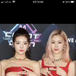 <b>리아</b> 어깨 넓은거임 ??