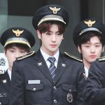내 본진 <b>제복</b>입은거 잘생겨서 자랑하고 싶어