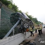 고속도로서 사고 10대 2명 중경상 남녀 2명 사망