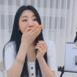 팬 선물 받고 눈물 보인 신인 여배우