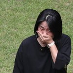 갑작스런 비보에 눈물 흘리는 <b>윤미향</b>