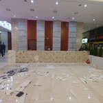 새벽 해운대 호텔서 빠루·해머 <b>난동</b>… 로비 대리석 산산조각